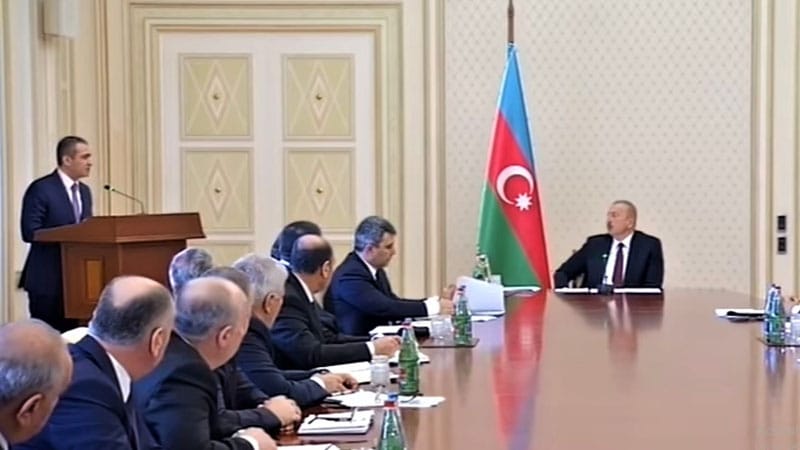 Məmur müşavirədə çaşdı, prezidentdən üzr istədi-VİDEO