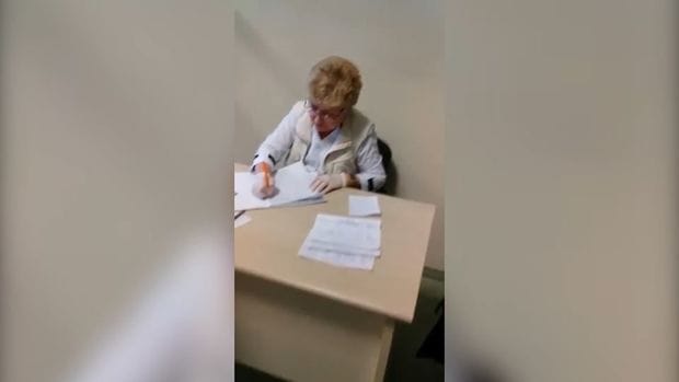 Azərbaycanda həkim rüşvət alarkən görüntüləndi – VİDEO