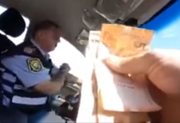 Azərbaycanda polis sürücüdən belə rüşvət aldı: “Maşını 10 manatdır” – VİDEO