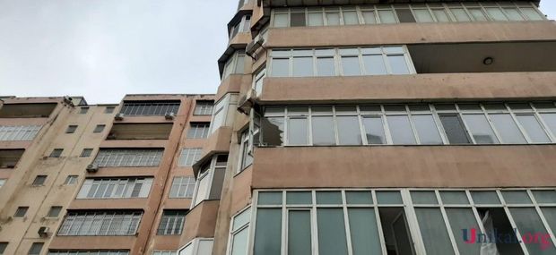 Bakıda külək yaşayış binasının pəncərəsini qopardı – FOTO