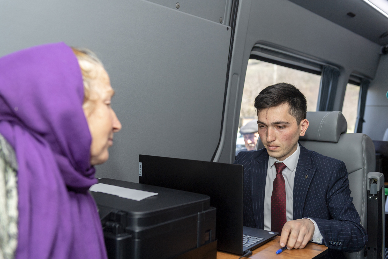Kənd Təsərrüfatı Nazirliyinin mikroavtobusları bölgələrdə vətəndaşlara səyyar xidmət göstərməyə başlayıb