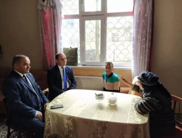 Deputat yataq xəstəsi olan Qarabağ əlilini ziyarət edib