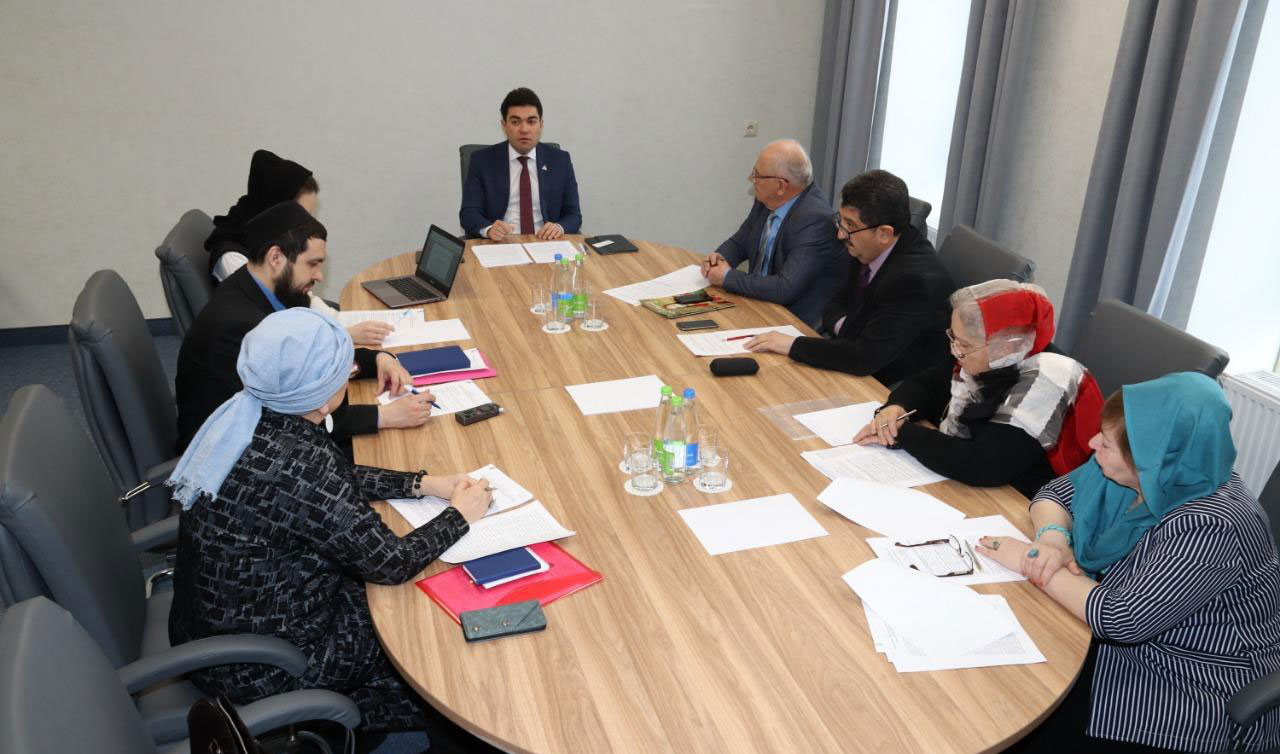 İlahiyyat İnstitutunun müəllimi Rusiyada “Ali dini təhsilin inkişafında dinlərarası dialoqun rolu” mövzusunda “dəyirmi masa”da iştirak edib