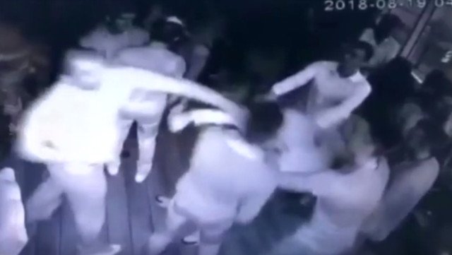 Bakıda bina nəzarətçisini "beşbarmaq"la belə vurdular - VİDEO 1 Bakıda bina nəzarətçisini “beşbarmaq”la belə vurdular – VİDEO