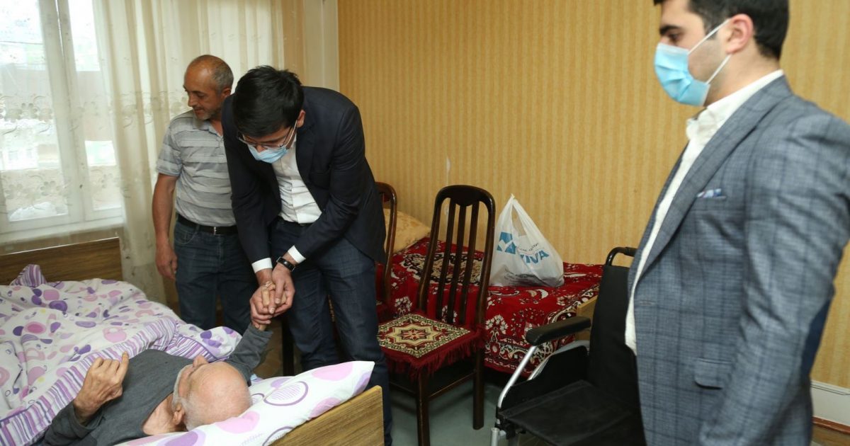 Naqif Həmzəyev fiziki imkanları məhdud seçicilərinə əlil arabası hədiyyə edib (FOTO)