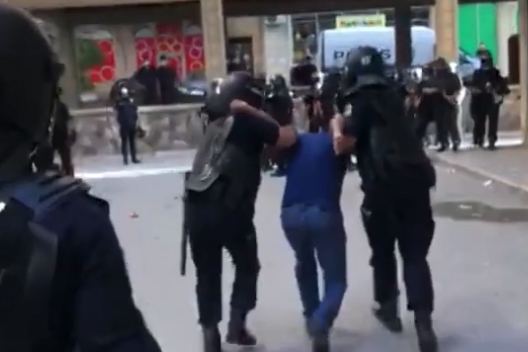 Yasamalda eyvandan polisə əşyalar atan 11 nəfər saxlanıldı (VİDEO) 1 Yasamalda eyvandan polisə əşyalar atan 11 nəfər saxlanıldı (VİDEO)