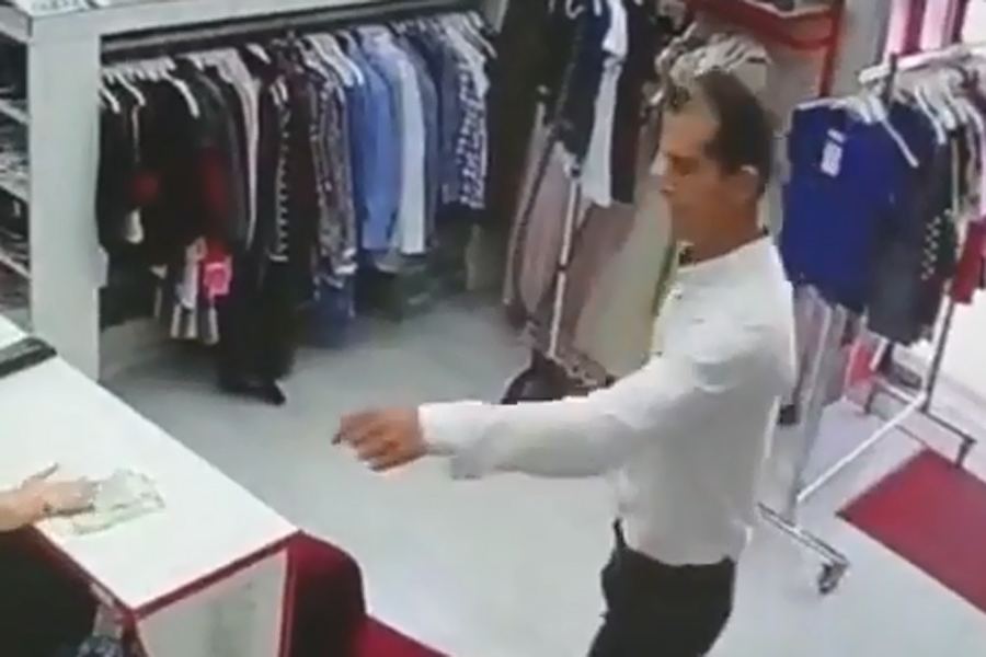 Bakıda dələduzluq: Pulu xırdalatmaq adı ilə götürüb qaçdı (VİDEO) 1 Bakıda dələduzluq: Pulu xırdalatmaq adı ilə götürüb qaçdı (VİDEO)