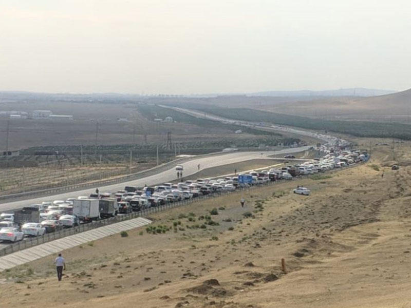 Bakının girişində hər 3 istiqamətdə uzun tıxaclar yarandı - RƏSMİ (FOTO) 1 Bakının girişində hər 3 istiqamətdə uzun tıxaclar yarandı – RƏSMİ (FOTO)