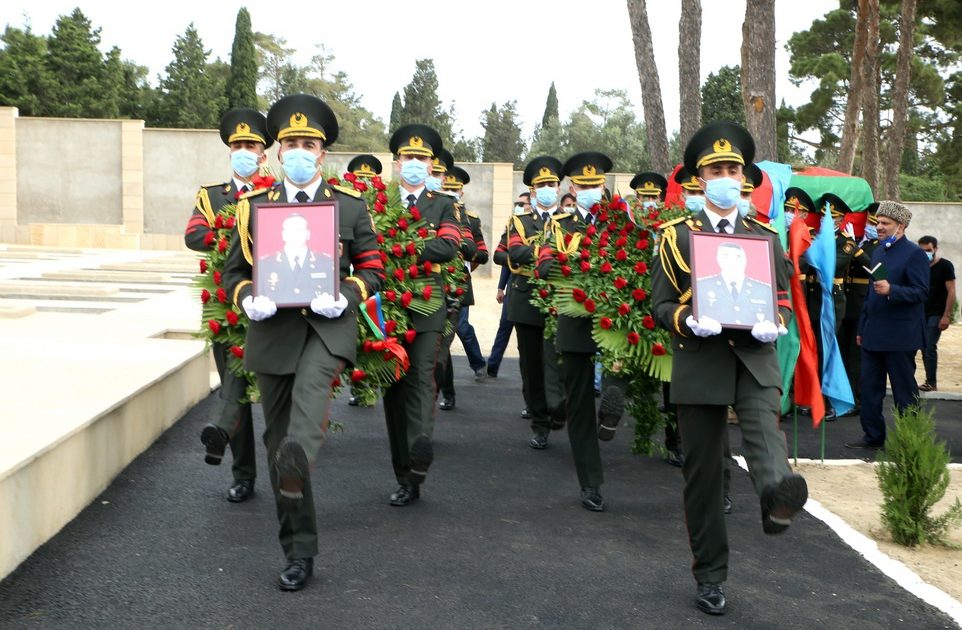 Zakir Həsənov şəhid generalla vida mərasimində iştirak edib - FOTO/VİDEO 1 Zakir Həsənov şəhid generalla vida mərasimində iştirak edib – FOTO/VİDEO