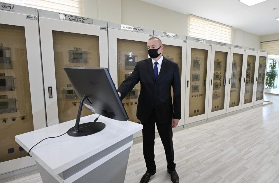 İlham Əliyev “8-ci km” yarımstansiyasının açılışında (FOTO)