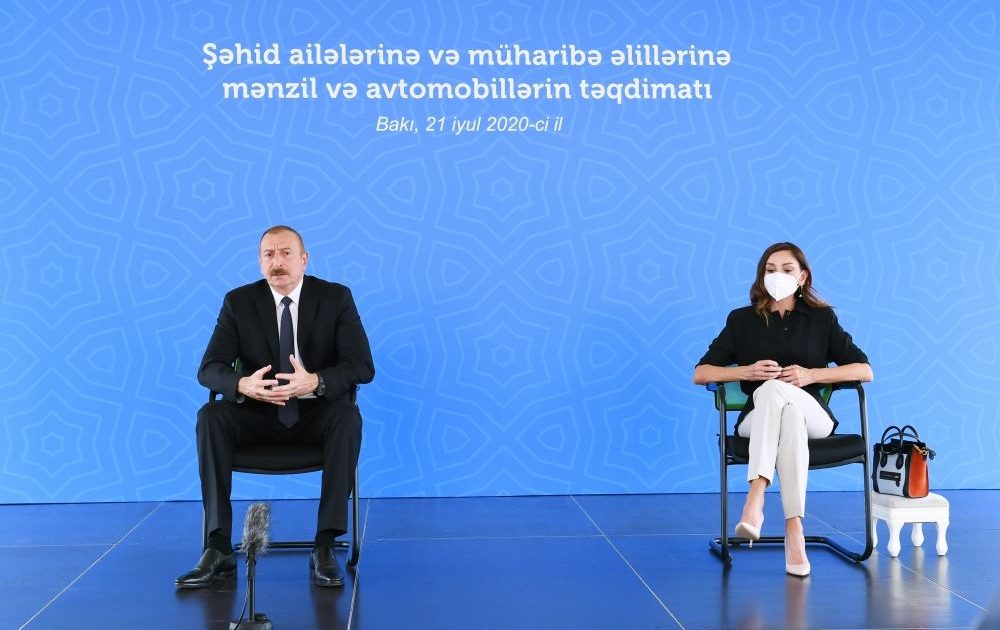 Prezident və xanımı şəhid ailələri və əlillərlə bağlı mərasimdə (FOTOLAR)