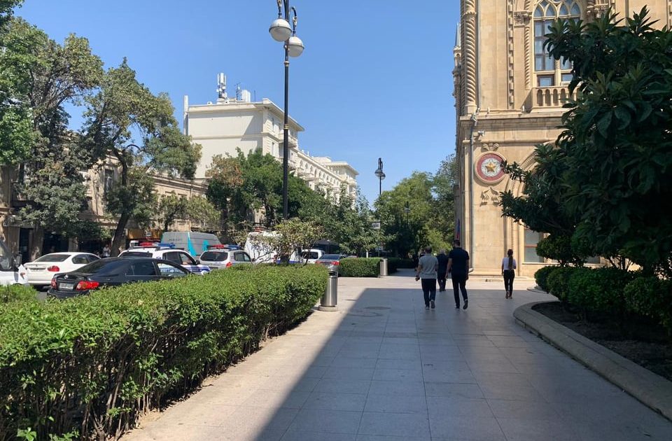 Polis və hərbi maşınlar AMEA Rəyasət Heyəti binasını dövriyyəyə alıb – FOTOLAR