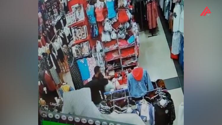 Azərbaycanda kişi keçmiş arvadını mağazada belə bıçaqladı - ANBAAN VİDEO 1 Azərbaycanda kişi keçmiş arvadını mağazada belə bıçaqladı – ANBAAN VİDEO