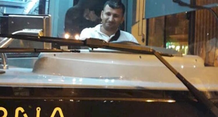 Sükan arxasında foto çəkdirən məktəb direktor işdən çıxarıldı, cinayət işi açıldı 1 Sükan arxasında foto çəkdirən məktəb direktor işdən çıxarıldı, cinayət işi açıldı