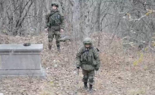 Rus hərbçilərin Şuşa yolunu minalardan təmizləmə – Videosu