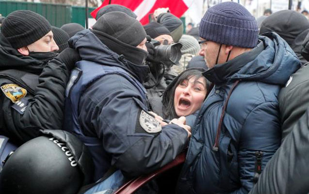 Ukraynada karantin qaydalarına etiraz mitinqində 40 polis yaralandı – Fotolar