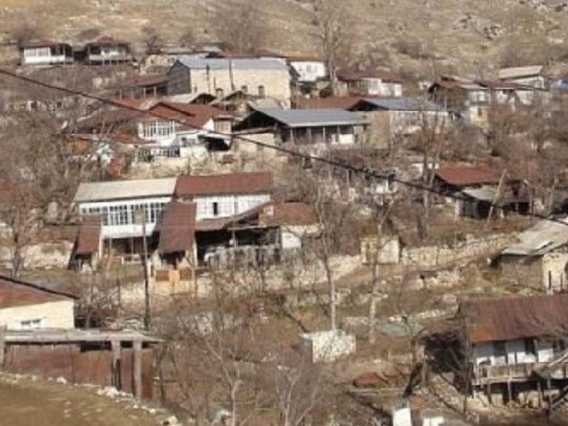 Ermənistanlı kənd icması rəhbəri: “Azərbaycanlı əsgərlərin mahnı oxuması kənd sakinlərinə pis təsir edir 1 Ermənistanlı kənd icması rəhbəri: “Azərbaycanlı əsgərlərin mahnı oxuması kənd sakinlərinə pis təsir edir