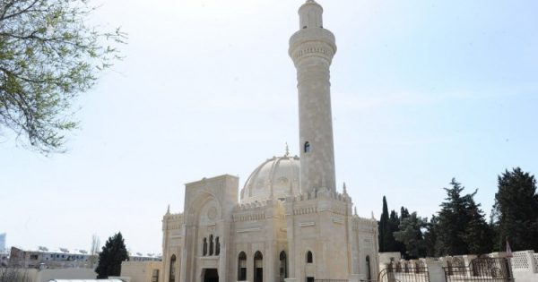 Məscidlərə 50 nəfərdən çox adam buraxılmayacaq