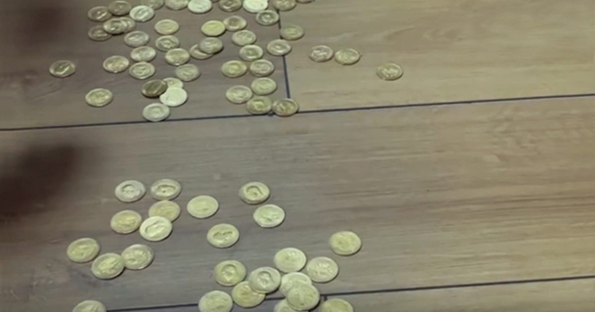 Ayaqqabısında qızıl sikkələr keçirən şəxs saxlanıldı – Video
