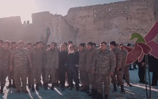 Xarı Bülbül emblemi Şuşanın girişində sancıldı - Video 1 Xarı Bülbül emblemi Şuşanın girişində sancıldı – Video