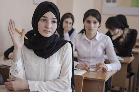 Ekspertdən şok açıqlama: “Məktəbli formasının rənginə uyğun hicab da müəyyənləşdiriməlidir” 3 image-a5db26386e79fb65994c6399c6cc233d