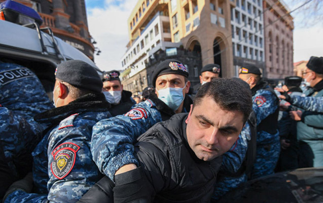 Ermənistanda etiraz aksiyası, saxlanılanlar var 1 image-ermenistan