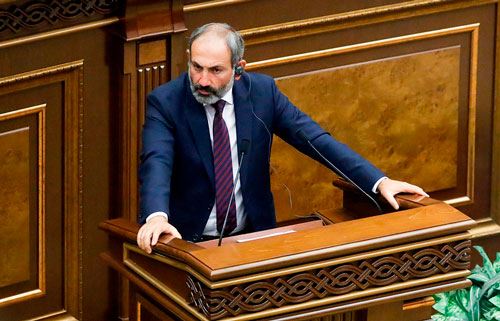 Paşinyan kiril əlifbasına keçidlə bağlı fərman imzalayıb