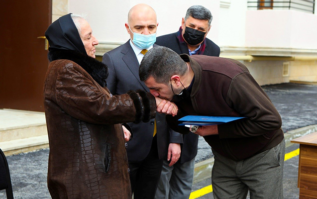 Şəhid ailələrinə evi Polad Həşimovun anası təqdim etdi – Fotolar