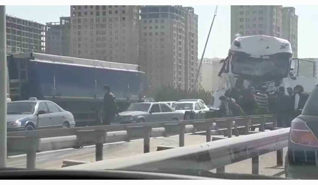 Bakı-Sumqayıt yolunda dəhşətli qəza-VİDEO 1 image-screenshot_2021-04-05-11-56-59-888_com-miui-videoplayer