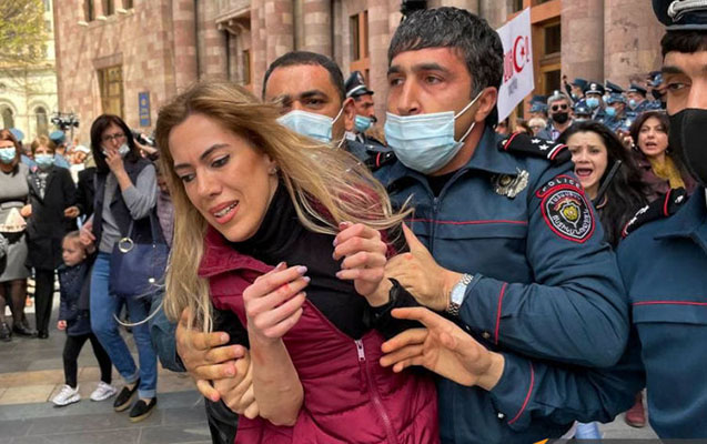 Ermənistanda bu dəfə qadınlar etiraz aksiyası keçirdi - Video 1 image-aksiya