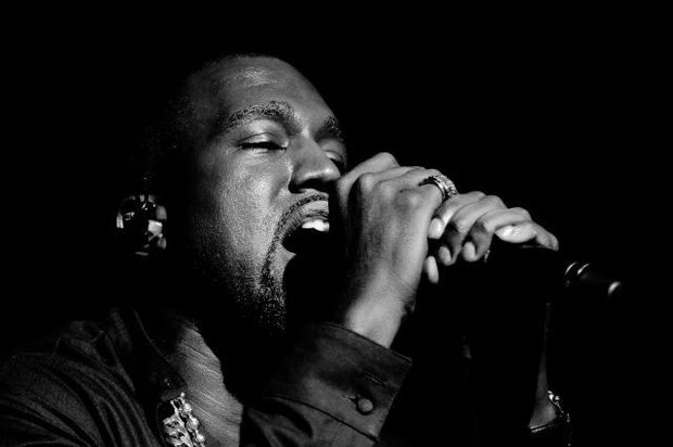 Kanye Uestin idman ayaqqabıları hərracda rekord qiymətə satılıb - FOTO 2 image-b18e5ff626257d4a6a1c7b1a40080c2d