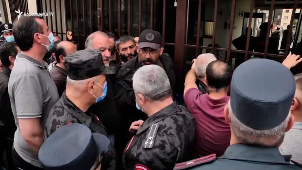 Ermənistanda qəzəbli kütlə Müdafiə Nazirliyini “titrətdi” – VİDEO