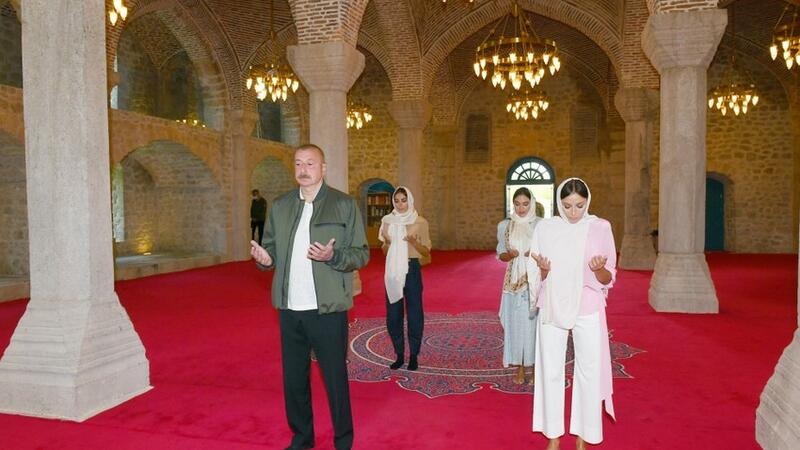 Prezident və xanımı Şuşada Yuxarı Gövhərağa məscidində – FOTO/VİDEO (YENİLƏNDİ)