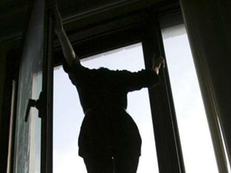 İntihar edən 18 yaşlı qızın görüntülərinin yayılması ilə bağlı araşdırma başladı 1 image-intihar_etmek_054