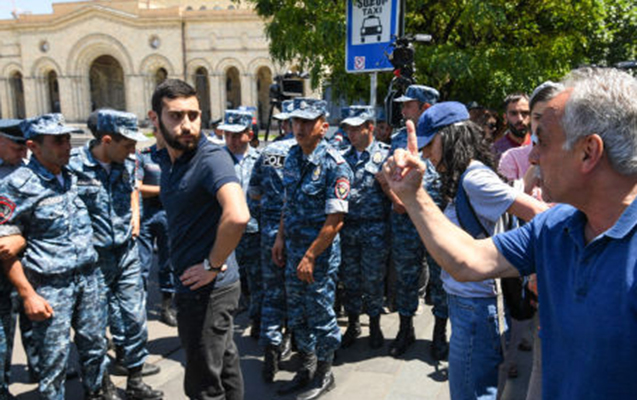 İrəvanda hökumət binası qarşısında aksiya, saxlanılanlar var - Fotolar 8 image-irevan