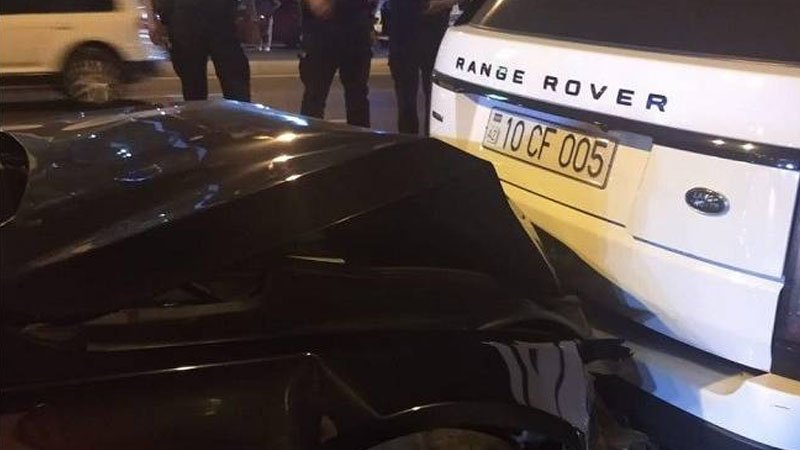 Bakıda "BMW" "Range Rover"ə çırpıldı, dava düşdü - Hadisənin görüntüləri 1 image-manset