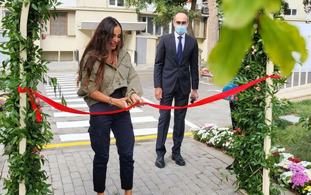 Leyla Əliyeva abadlaşdırılan növbəti həyətin açılışında iştirak etdi - Fotolar 35 image-d05b8d5d-f913-46bd-8878-bdff56a2d62a