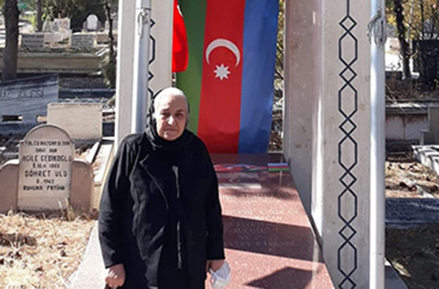 Polad Həşimovun anası Rəsulzadənin məzarını ziyarət etdi - Foto 3 image-esas