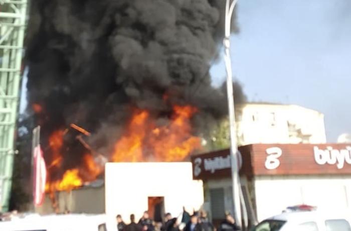 SON DƏQİQƏ: Bakıda məşhur ticarət mərkəzi yanır 2 image-metro-city