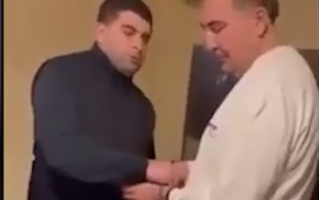 “Saxlanılmazdan əvvəl yalnız bir ədəd xəngəl yediyimə təəssüflənirəm” - Video 1 image-sakasvili