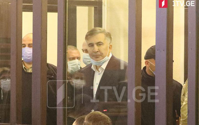 Saakaşvili məhkəməyə gətirildi – Fotolar + Yenilənir
