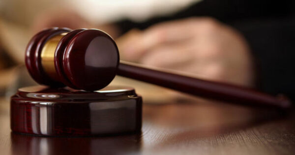 Bakıda 3 uşaq anası olan sevgilisini bıçaqlayan 15 yaşlı oğlana hökm oxundu 4 image-1649957209_mehkeme-1