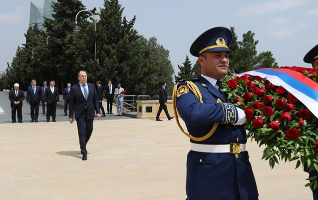 Lavrov Şəhidlər xiyabanında - Fotolar 4 image-lavrov1
