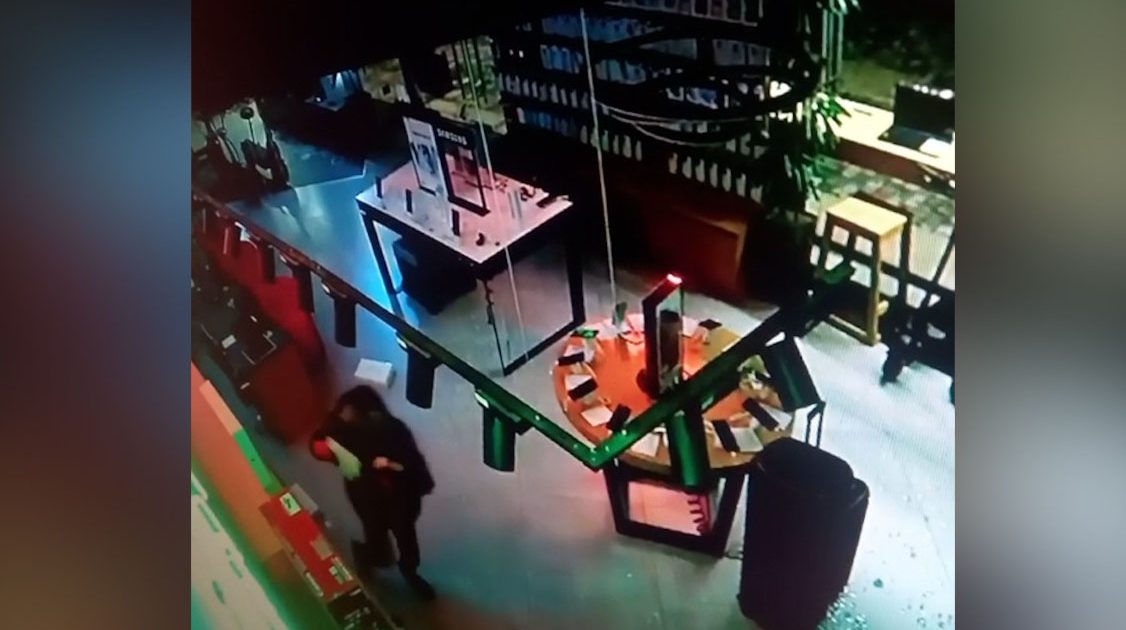 Bakının mərkəzində mağazadan 24 minlik oğurluq etdi - Video 3 image-telefonnn