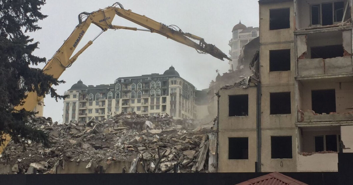 image-1673503446_1660453385_trend_neftchiler_bina_sokulur_110422_5