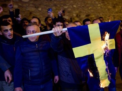 Türklər İsveçdə Quranın yandırılmasına görə etirazlara davam edirlər – İCMAL