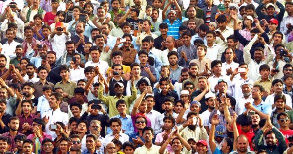 World Population Review: "Hindistan 2023-cü ildə əhalinin sayına görə Çini keçə bilər" 2 image-spectators-at-border-closing-ceremony-between-pakistan-and-india-wagha-border