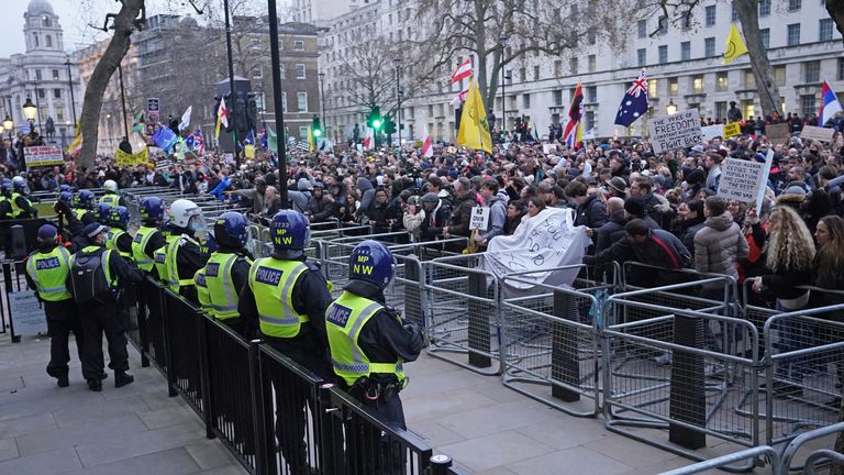 Londonda monarxiya əleyhinə etiraz aksiyası keçirilib 1 image-1649046053_skynews-london-covid-coronavirus_5619449