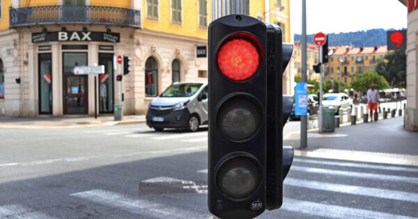 image-fransada-yayalar-icin-trafik-lambalarina-turuncu-isik-eklendi-wrsw