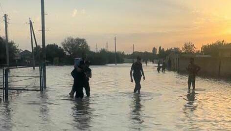 Polis Bərdədə sakinləri təxliyə edir - FOTO 1 image-1691001010_polis-berde-yardim